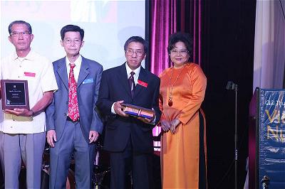 TG Triều Phong (thứ hai từ phải) nhận giải Danh Dự VVNM 2014