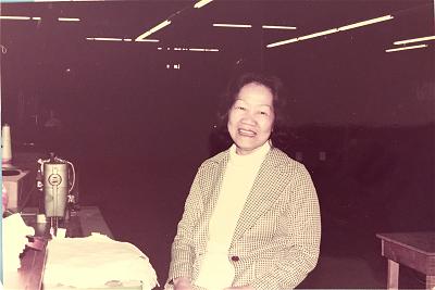 ĐỖ THỊ BÔNG với máy may Tháng 5 Năm 1975