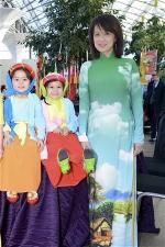 kim-loan-cung-hai-em-hoc-tro-truong-viet-ngu
