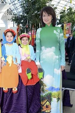 kim-loan-cung-hai-em-hoc-tro-truong-viet-ngu