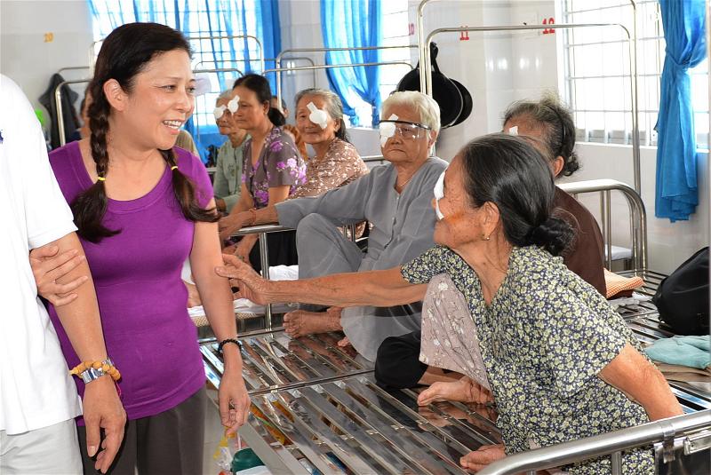 QMai_tham benh nhan mat