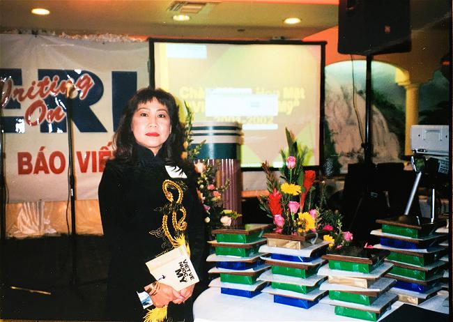 tg-truong-ngoc-anh-trong-le-trao-giai-vvnm-2002