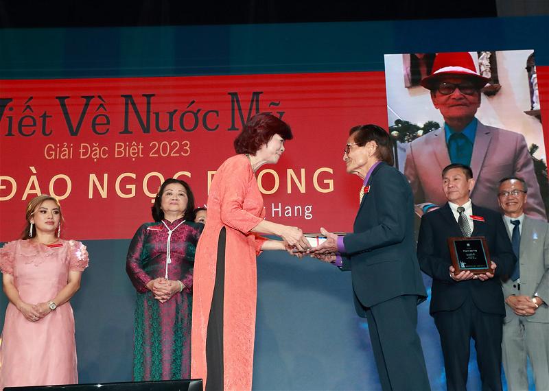 Đào-Ngọc-Phong-lãnh-Giải-Đặc-Biệt-VVNM-2023-do-họa-sĩ-Ann-Phong-trao-tại-Lễ-Phát-Giải-Ra-Mắt-Sách-VVNM-2023-tại-Garden-G